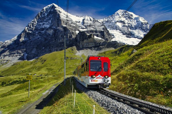 Quels sont les meilleurs itinéraires pour un voyage en train à travers les Alpes suisses ?